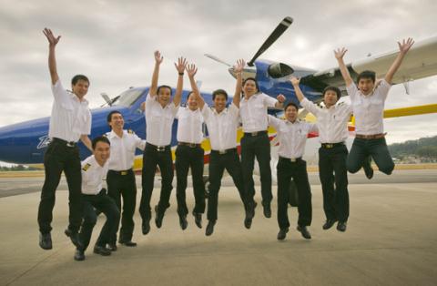 Nhóm 10 phi công Việt Nam vừa tốt nghiệp khóa huấn luyện bay tại Pacific Sky hôm 22/9. Họ sung sướng khi nhận được được chứng chỉ tốt nghiệp, phía sau là chiếc thủy phi cơ Twin Otter thứ sáu.