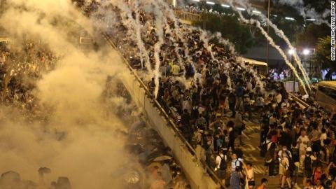 Cảnh sát Hồng Kông sử dụng hơi cay và gậy để giải tán người biểu tình