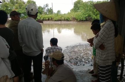 Người dân và chính quyền địa phương theo dõi quá trình tìm xác ông Dũng