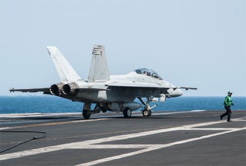 Tiêm kích F-18 của Mỹ cất cánh từ tàu sân bay làm nhiệm vụ không kích IS