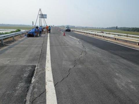 Những vết lún, nứt trên tuyến đường cao tốc Nội Bài - Lào Cai