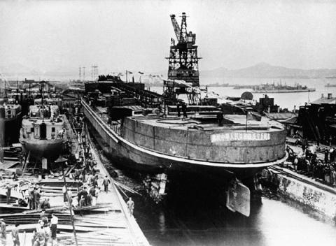 Chiếc tàu được đóng tại nhà máy đóng tàu liên doanh Xô- Trung tại thành phố Dalnhi (nay là Đại Lâm) ,1954. Ảnh:RIA “Novosti”