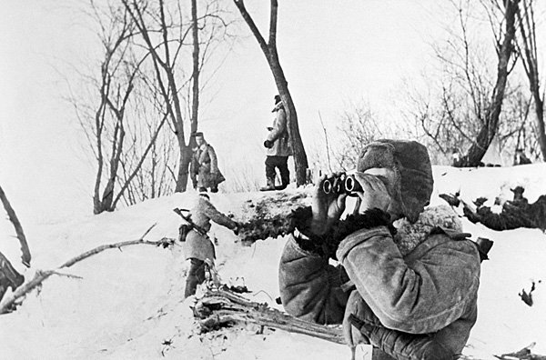 Một đội lính tuần tra biên phòng Liên Xô trên biên giới với Trung Quốc, 1969 .Ảnh: Lưu trữ ảnh TASS</p>
<p>” align=”middle” border=”0″ /></td>
</tr>
<tr>
<td class=