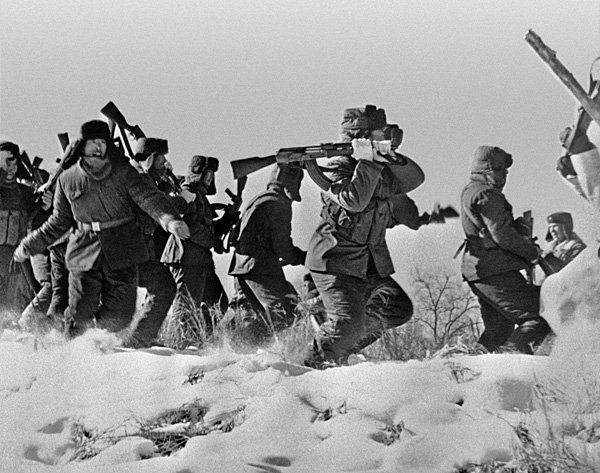 Lính Trung Quốc đang cố đột nhập đảo Damanski, 1969.Ảnh: RIA “Novosti” 

