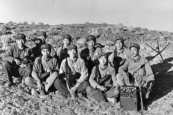 Binh linh Trung Quốc tham gia cuốc tấn công lính biên phòng Liên Xô tại khu vực biên giới hồ Zalanashkol, 1969. Ảnh: RIA “Novosti” 

