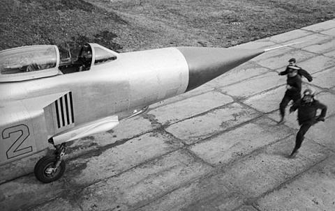 Tổ lái máy bay mang tên lửa, 1977. Ảnh:V.Leonchiev/ Lưu trữ ảnh TASS