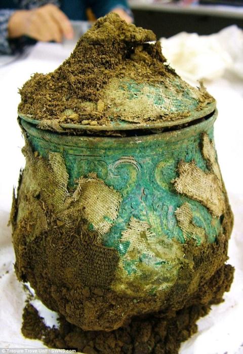 Tiếp tục đào sâu xuống phía dưới, nhóm của McLennan tìm thấy kho báu với nhiều hiện vật giá trị. Một trong số đó là chiếc nồi bạc từ triều đại Carolingian lớn nhất từng được phát hiện, có tuổi đời lên tới khoảng 1.200 năm.