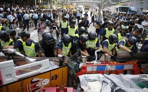 Cảnh sát Hong Kong tháo dỡ một số hàng rào tại quận trung tâm