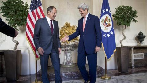 Ngoại trưởng Mỹ John Kerry (phải) và người đồng cấp Nga, Sergei Lavrov, vui vẻ gặp nhau tại Paris ngày 14/10/2014