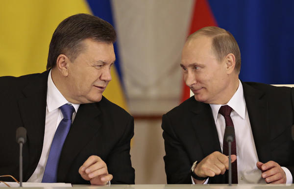 Ông Yanukovych và ông Putin trong lễ ký thỏa thuận Nga cho Ukraine vay 15 tỷ USD và giảm giá khí đốt diễn ra tại Moskva tháng 12/2013