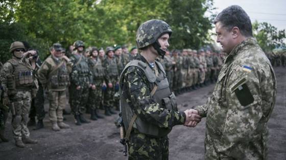 Tổng thống Ukraine Poroshenko tới thăm một đơn vị quân đội ở Kharkov tháng 7/2014