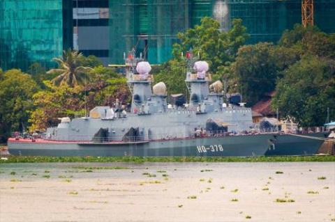 Cặp tàu tên lửa Molniya đầu tiên mang tên HQ-377 và HQ-378 do nhà máy đóng tàu Ba Son chế tạo cho Hải quân Việt Nam.