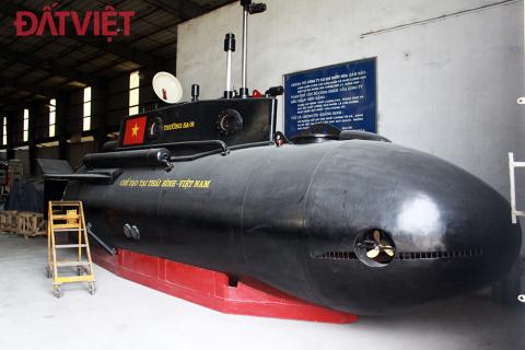 T&agrave;u ngầm Trường Sa nằm trong xưởng v&agrave; phủ một lớp bụi rất d&agrave;y