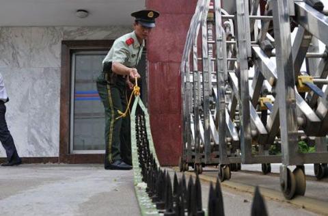Cảnh sát Trung Quốc rải hàng rào chông trước cứa đồn, chống khủng bố bằng bom xe