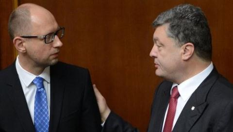 Tổng thống Poroshenko (phải) và Thủ tướng Yatsenyuk bàn về việc thành lập liên minh đảng cầm quyền trong Quốc hội khóa mới.