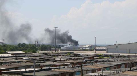 Khói bốc lên từ sân bay quốc tế Donetsk - tâm điểm của cuộc giao tranh