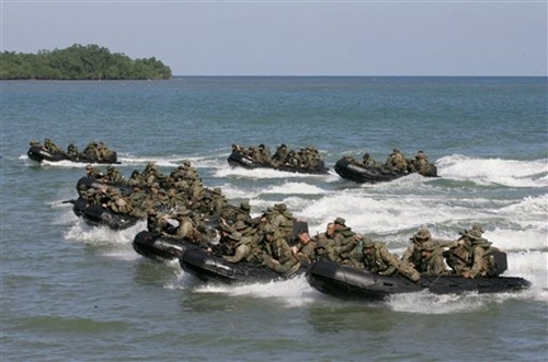 Philippines sẽ tăng thêm cho PCG 40 tàu vỏ cao su, 300 tàu vỏ hợp kim nhôm để đội tự vệ bờ biển nước này làm nhiệm vụ cứu hộ cứu nạn và tuần tra chấp pháp. Trong ảnh là bài tập đổ bộ từ tàu vào bờ của lĩnh Philippines trong cuộc tập trận Vai kề vai hồi tháng 5/2014. Philippines sẽ tăng thêm cho PCG 40 tàu vỏ cao su, 300 tàu vỏ hợp kim nhôm để đội tự vệ bờ biển nước này làm nhiệm vụ cứu hộ cứu nạn và tuần tra chấp pháp. Trong ảnh là bài tập đổ bộ từ tàu vào bờ của lĩnh Philippines trong cuộc tập trận Vai kề vai hồi tháng 5/2014.