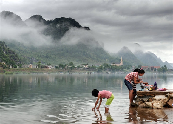 Những người dân bản địa giặt quần áo ngay trên sông (Ảnh: David W.Lloyd).