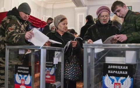 Người dân cộng hòa nhân dân Donetsk tự xưng tham gia bỏ phiếu. Ảnh: EPA