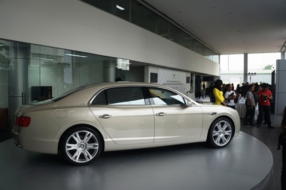 Chiếc Bentley FlyingSpur W12