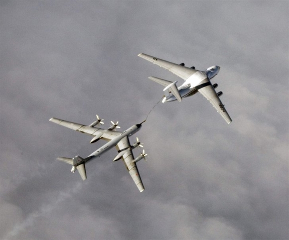 Một bức ảnh của Quân đội Na Uy về máy bay ném bom chiến lược Tupolev Tu-95 của Nga đang tiếp nhiên liệu trong một đợt diễn tập.
