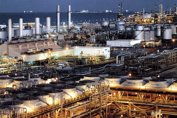 Một nhà máy lọc dầu tại bờ biển phía đông Arab Saudi.