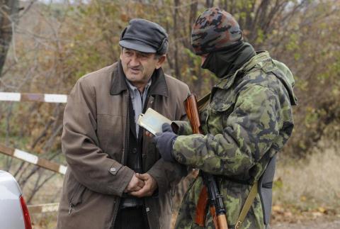 Lính Ukraine kiểm tra hộ chiếu của một người đàn ông
