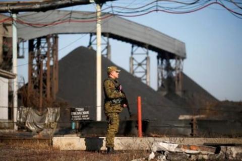 Lính ly khai đứng gác bên một mỏ than ở Donetsk