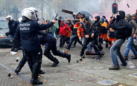 Người dân Bỉ đụng độ với cảnh sát trong một cuộc biểu tình