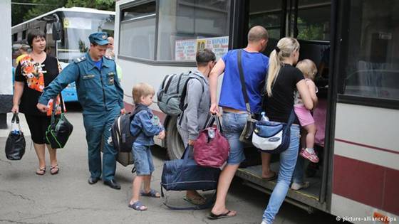 Người dân ở miền Đông Ukraine đi sơ tán do xung đột