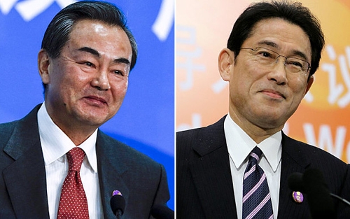 Ngoại trưởng Nhật Bản Fumio Kishida và người đồng cấp phía Trung Quốc Vương Nghị (trái).
