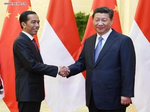 Tổng thống Indonesia Joko Widodo và Chủ tịch Trung Quốc Tập Cận Bình 
tại cuộc gặp hôm 9/11