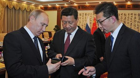 Tổng thống Nga Putin tặng chủ tịch Trung Quốc smatphone sắp ra mắt.