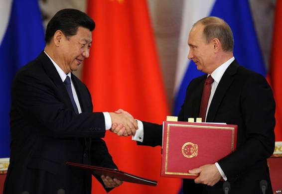 Tổng thống Nga V.Putin (phải) và Chủ tịch Trung Quốc Tập Cận Bình