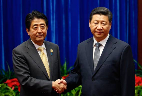 Thủ tướng Nhật Bản Shinzo Abe gặp Chủ tịch Trung Quốc Tập Cận Bình bên lề APEC tại Bắc Kinh ngày 10/11