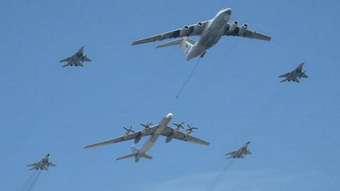 Máy bay ném bom chiến lược Tu-95MS của Nga tuần tiễu tầm xa với sự hộ tống của máy bay tiếp dầu và tiêm kích
