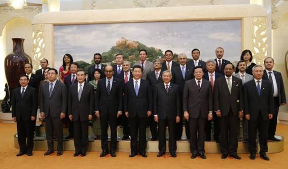 Ông Tập Cận Bình chụp ảnh cùng đại diện các nước tham gia lễ ký MoU về AIIB tại Bắc Kinh hôm 24/10