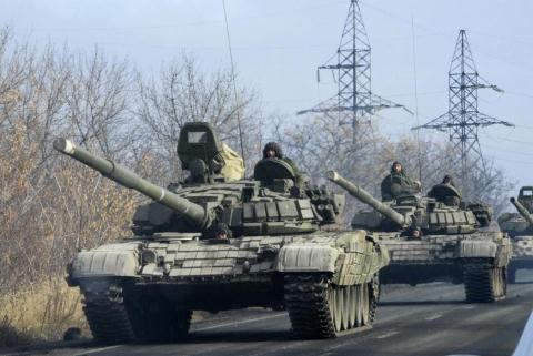 Xe tăng của quân ly khai di chuyển trên một tuyến đường sát ranh giới do quân đội Ukraine kiểm soát