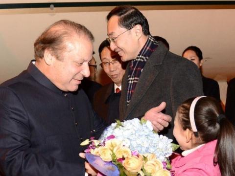 Thủ tướng Pakistan Nawaz Sharif được chào đón tại sân bay Bắc Kinh.