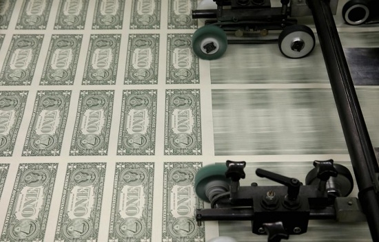 Các bản in tờ tiền mệnh giá 1 USD trong quá trình sản xuất tại Cục Chạm khắc và In ấn tại Washington.