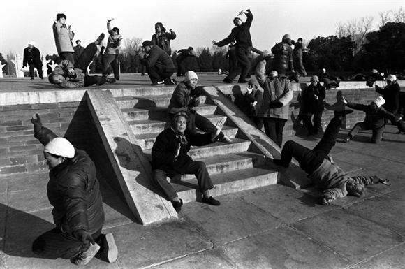 Người dân tập dưỡng sinh Arhat ở một công viên tại Bắc Kinh năm 1988.