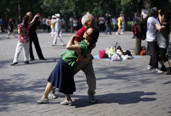 Mọi người tập khiêu vũ buổi sáng tại công viên Đền Thiên đường ở Bắc Kinh.