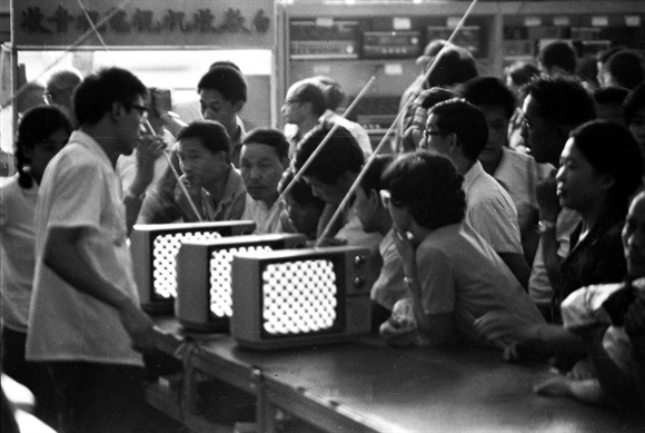 Những chiếc TV đen trắng tại một cửa hàng bách hóa ở khu thương mại Xidan, Bắc Kinh năm 1981. 