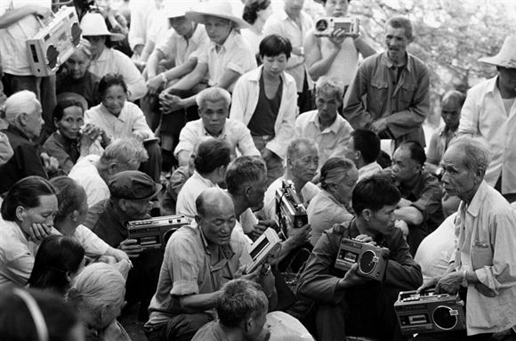 Người dân ghi âm các bài dân ca trong cuộc thi đàn và hát dân ca tại Quế Lâm, Quảng Tây năm 1988. 