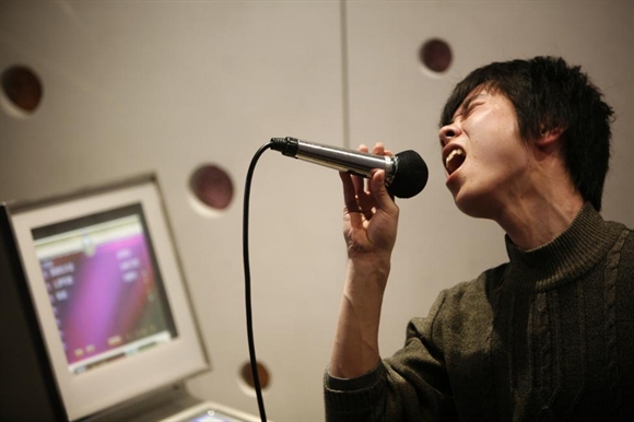 Người dân đến quán karaoke để thỏa sở thích ca hát tại Thượng Hải.