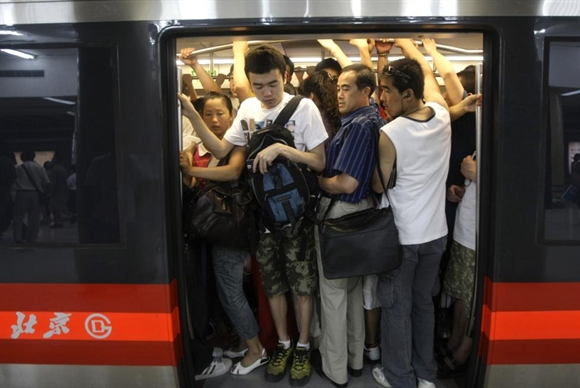 Đi lại bằng tàu điện ngầm tại Bắc Kinh.