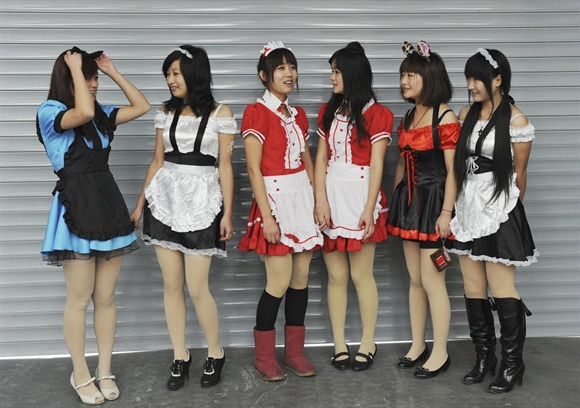 Hình ảnh nhóm bạn trẻ diện trang phục cosplay đang đứng chờ tới lượt biểu diễn ở Lễ hội Giải trí số Trung Quốc ở Hợp Phì.