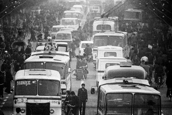 Xe buýt, xe điện, xe đạp và người đi bộ nối đuôi nhau trên phố Chongwenmen, Bắc Kinh năm 1984. 
