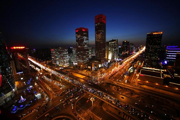 Hình ảnh dòng xe cộ di chuyển qua một ngã tư trong giờ cao điểm ở trung tâm Bắc Kinh.