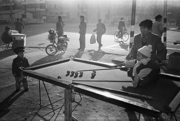 Một em bé chơi đùa với snooker tại Bắc Kinh năm 1983.
